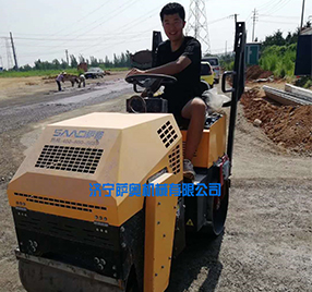 座駕振動(dòng)壓路機(jī)，路面壓